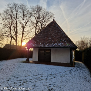 Leichenhalle mit aufgehender Sonne im Winter