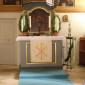 Altar mit weißem Antipendium