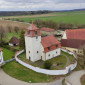 Kirche von oben mit Friedhof