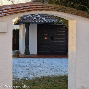 Durchgangsbogen im Friedhof Obermichelbach